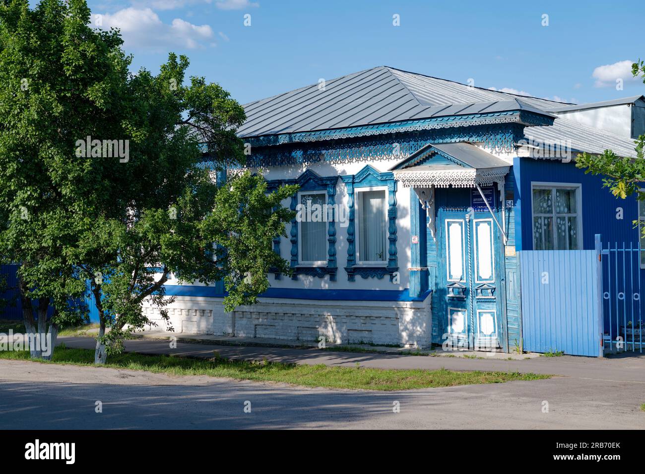BORISOGLEBSK, RUSSIA - 3 GIUGNO 2023: Vecchia casa mercantile (attualmente asilo n. 7) in un soleggiato giorno di giugno Foto Stock