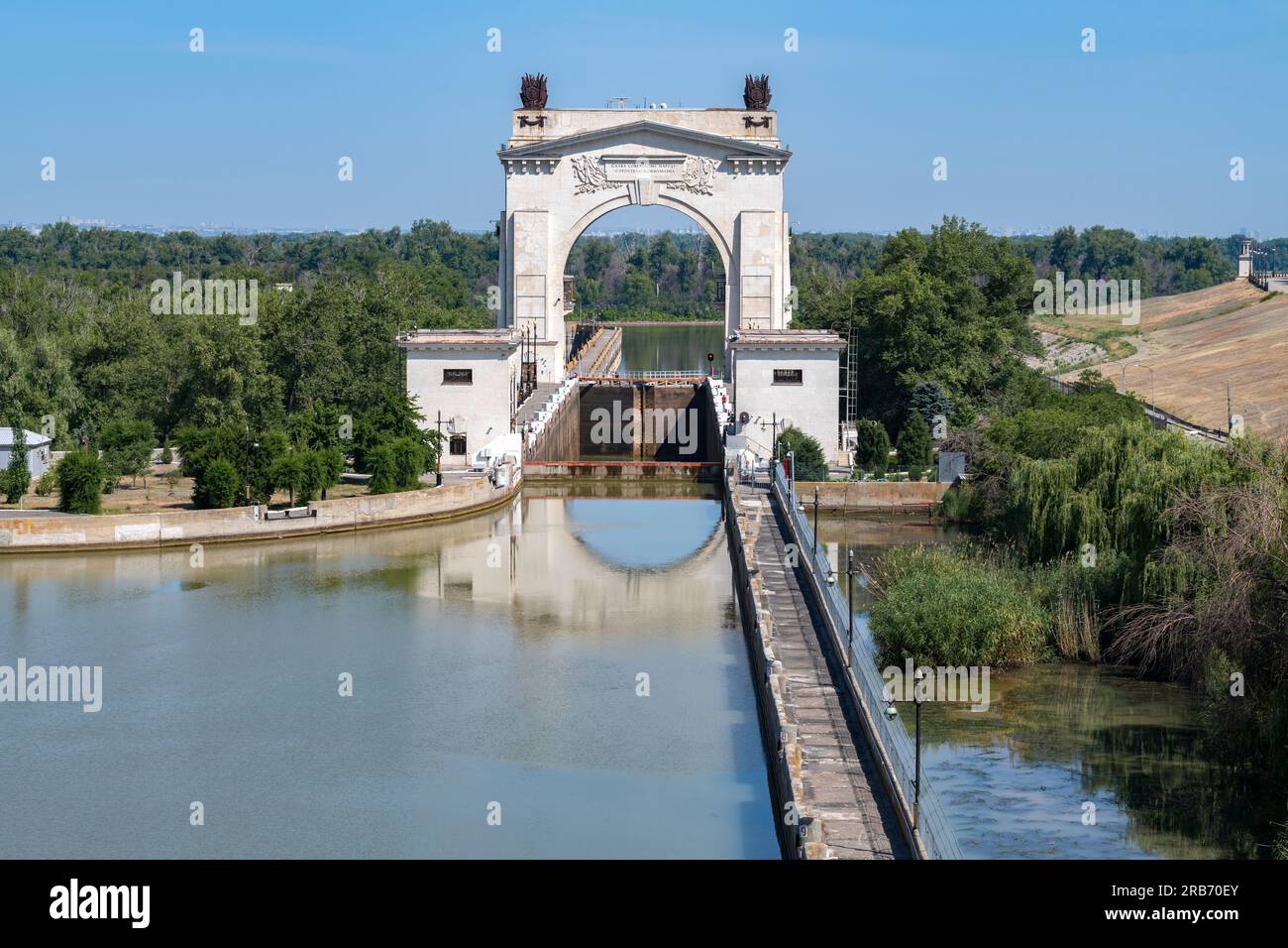 VOLGOGRAD, RUSSIA - 15 GIUGNO 2023: Vista della prima porta del canale Volgo-Don in una soleggiata giornata di giugno Foto Stock