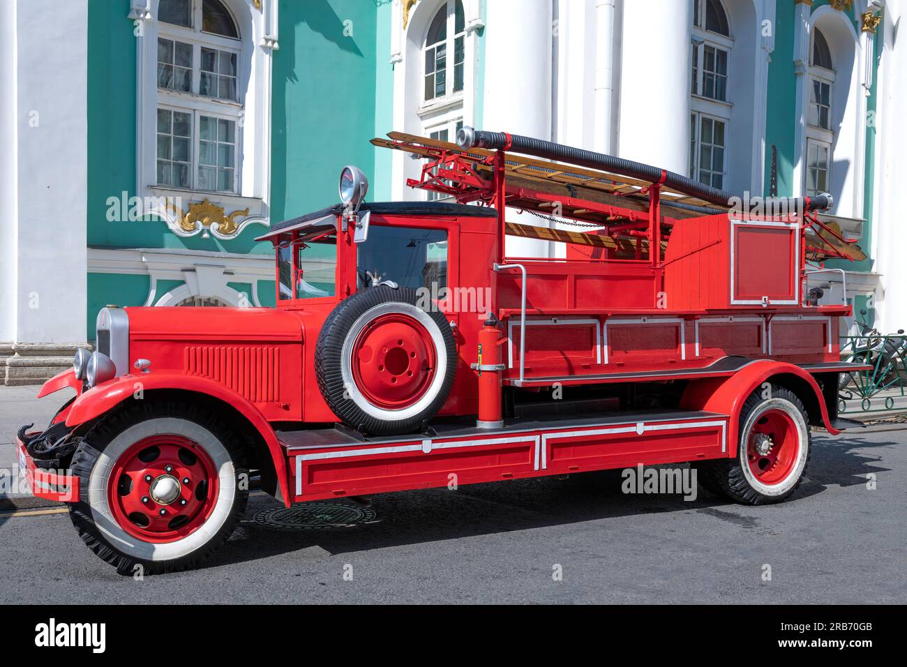 SAN PIETROBURGO, RUSSIA - 30 GIUGNO 2023: Camion dei pompieri PMZ-1 basato su ZIS-11 Close-up. Preparativi per la sfilata in onore del 220° anniversario di Foto Stock