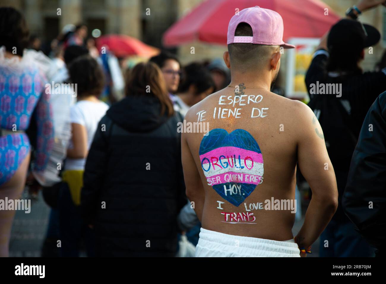 Bogotà, Colombia. 7 luglio 2023. Un dimostratore utilizza la vernice del corpo per mostrare il messaggio "vorrei che foste orgogliosi di essere chi siete oggi" durante la parata annuale dell'orgoglio delle comunità transgender "Yo Marcho Trans" a Bogotà, Colombia, 7 luglio 2023. Foto di: Chepa Beltran/Long Visual Press Credit: Long Visual Press/Alamy Live News Foto Stock