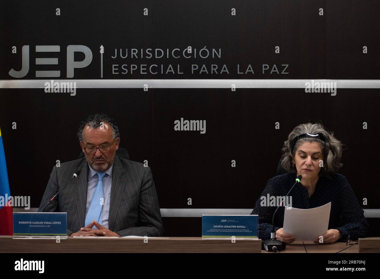 Bogotà, Colombia. 7 luglio 2023. Il presidente della giurisdizione speciale per la pace, Roberto Carlos Vidal Lopez, e il giudice Julieta Lemaitre Ripoll intervengono durante l'accusa del JEP contro 10 ex membri delle FARC per crimini di guerra e crimini contro l'umanità, a Bogotà, Colombia, il 7 luglio 2023 foto di: Daniel Romero/Long Visual Press Credit: Long Visual Press/Alamy Live News Foto Stock