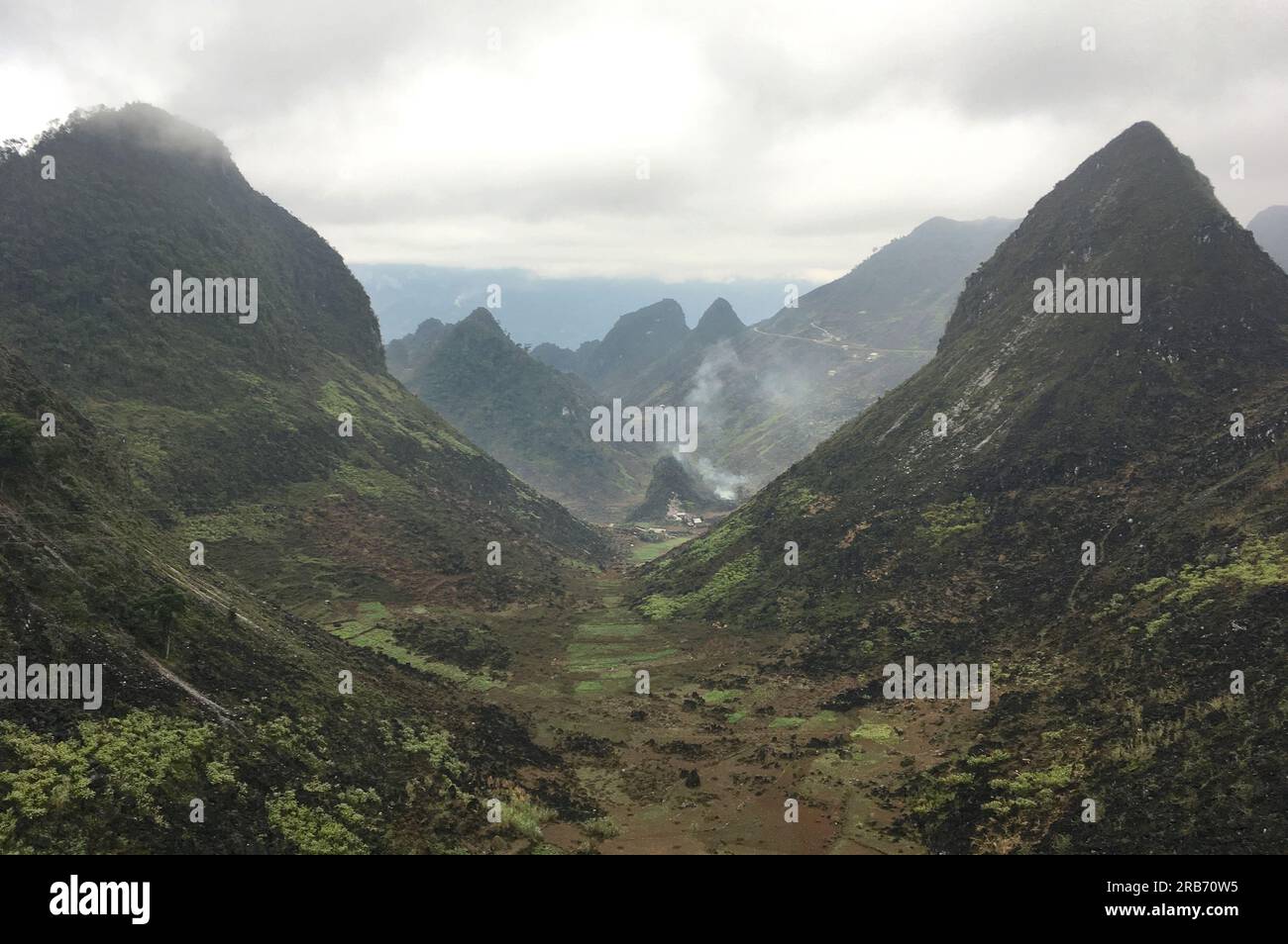Phong cảnh cao Nguyên đá Đồng Văn, Hà Giang, Vietnam. Paesaggio del geoparco dell'altopiano di Dong Van. Foto Stock