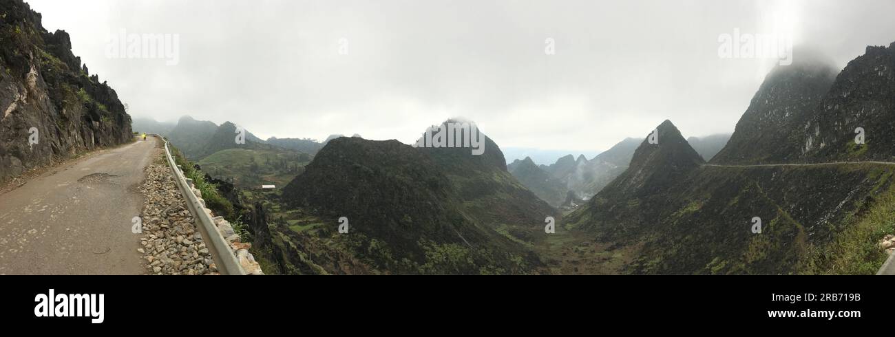 Phong cảnh cao Nguyên đá Đồng Văn, Hà Giang, Vietnam. Paesaggio dell'altopiano di Dong Van geopark. 越南旅游, वियतनाम पर्यटन, 베트남 관광, ベトナム観光, ឌូលីច វៀតណាម, Foto Stock