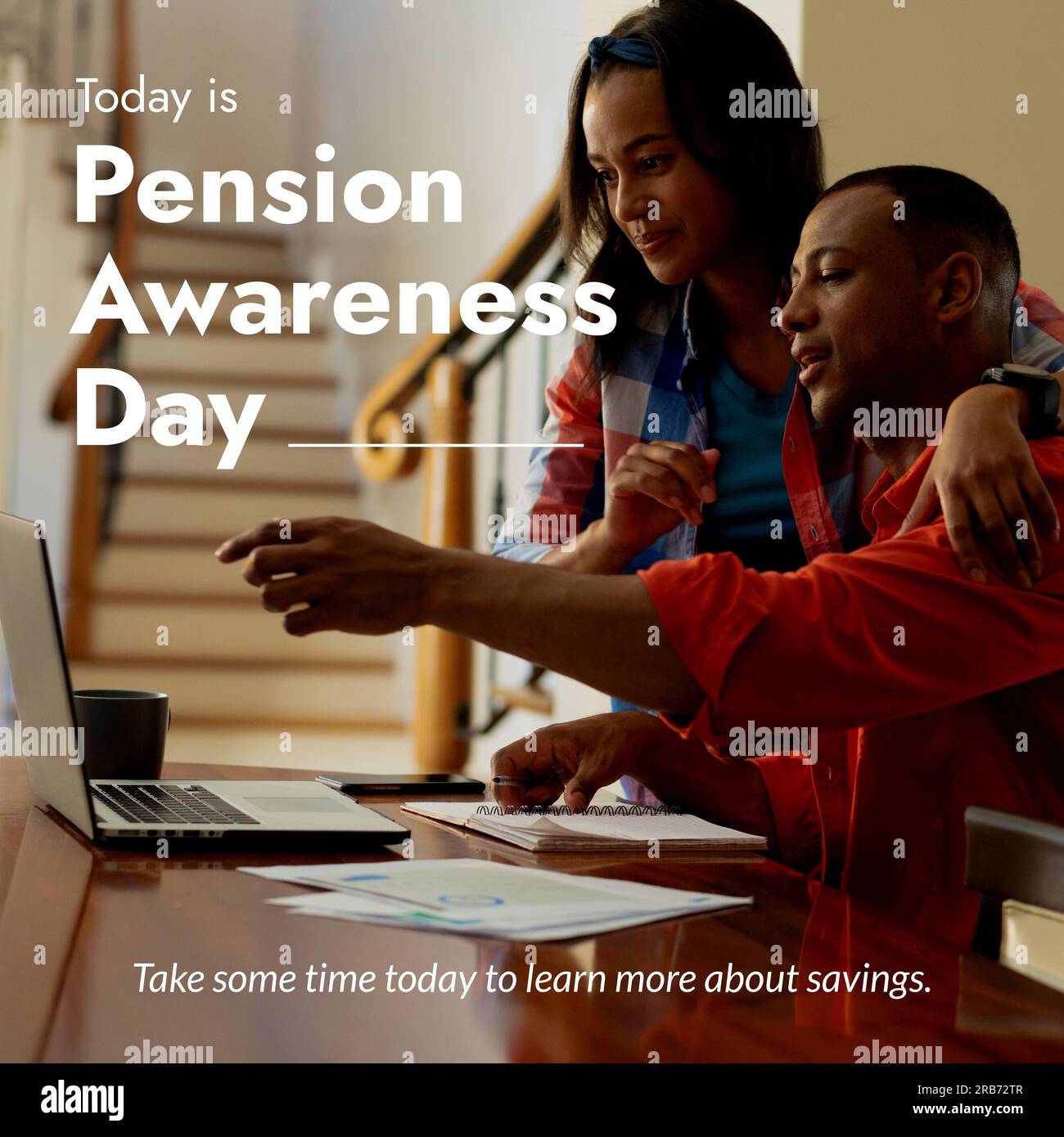 Giornata di sensibilizzazione sulle pensioni, per saperne di più sul testo di risparmio sulle coppie felici e diverse che utilizzano un notebook a casa Foto Stock
