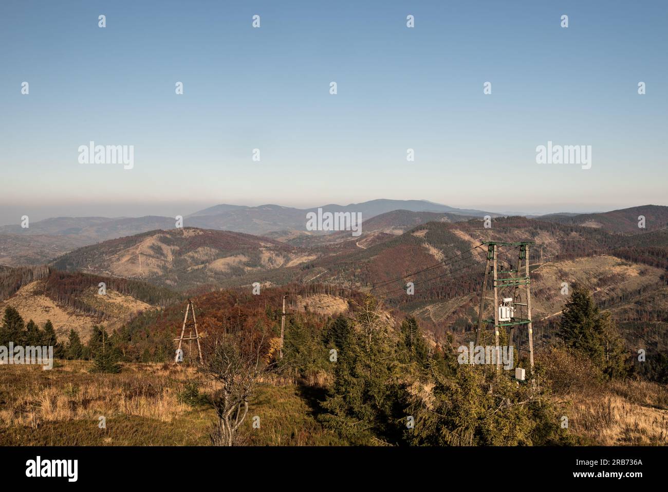 Vista dalla collina Velka Raca in autunno, le montagne Kysucke Beskydy sui confini slovacchi - polacchi Foto Stock
