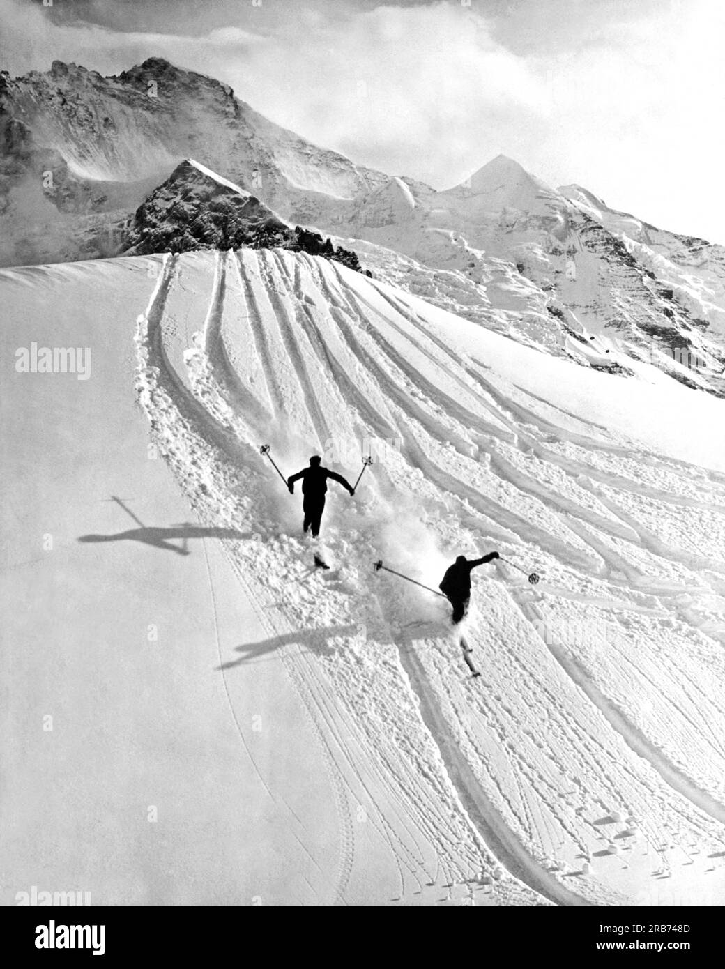 Mondo: c. 1937 Sci da discesa in montagna. Foto Stock