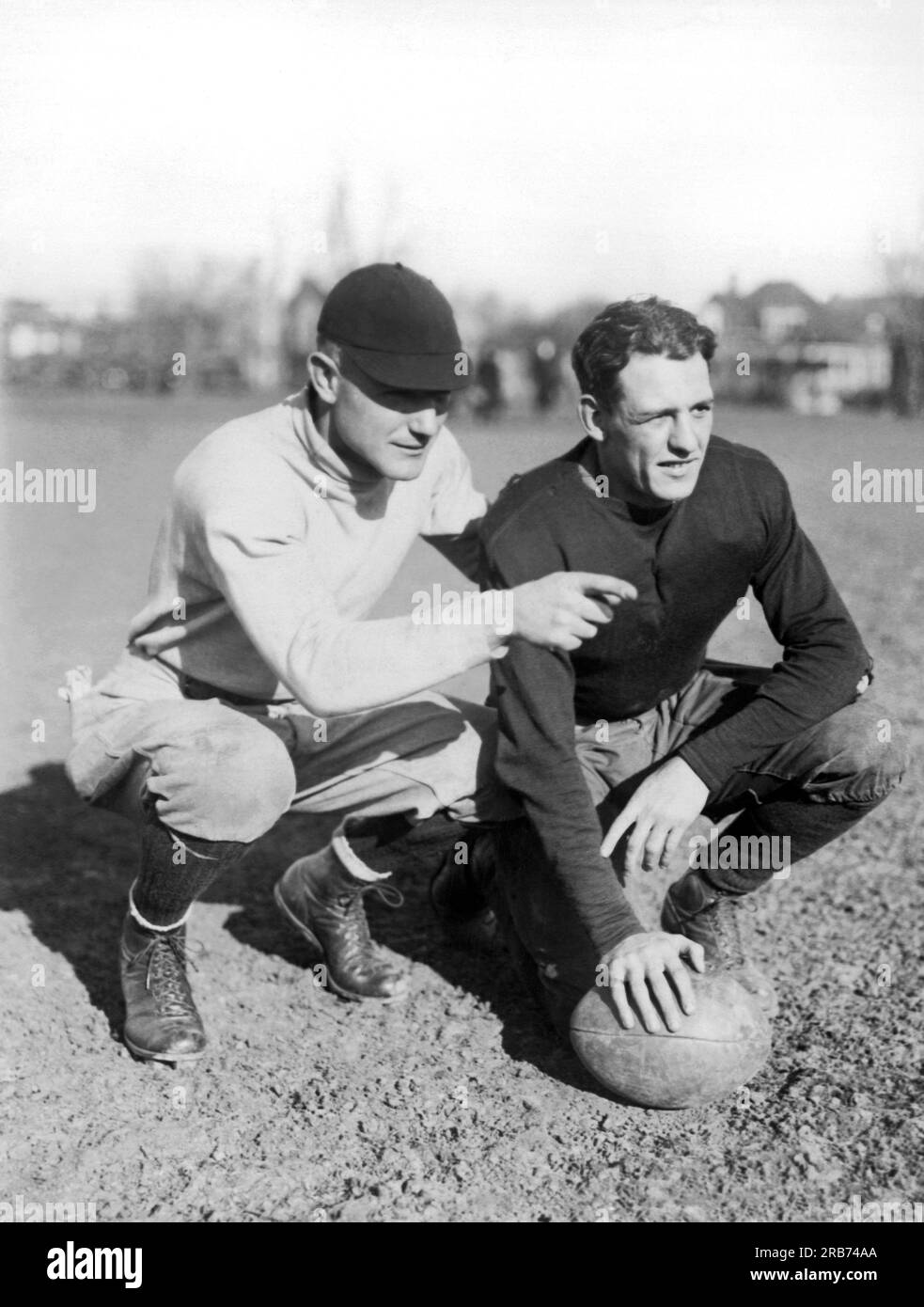 Urbana, Illinois: 1922 il giocatore di football Harold "Red" Grange nel suo primo anno all'Università dell'Illinois con il suo allenatore di calcio, Bert Ingwerson. Foto Stock