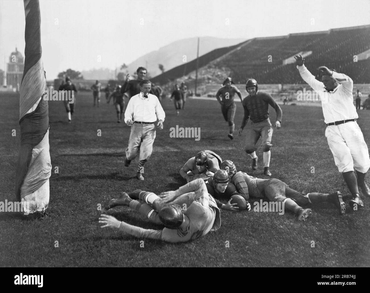 Hollywood, California: 1926 Lloyd Hughes segna un touchdown nel film muto "Forever After". Foto Stock