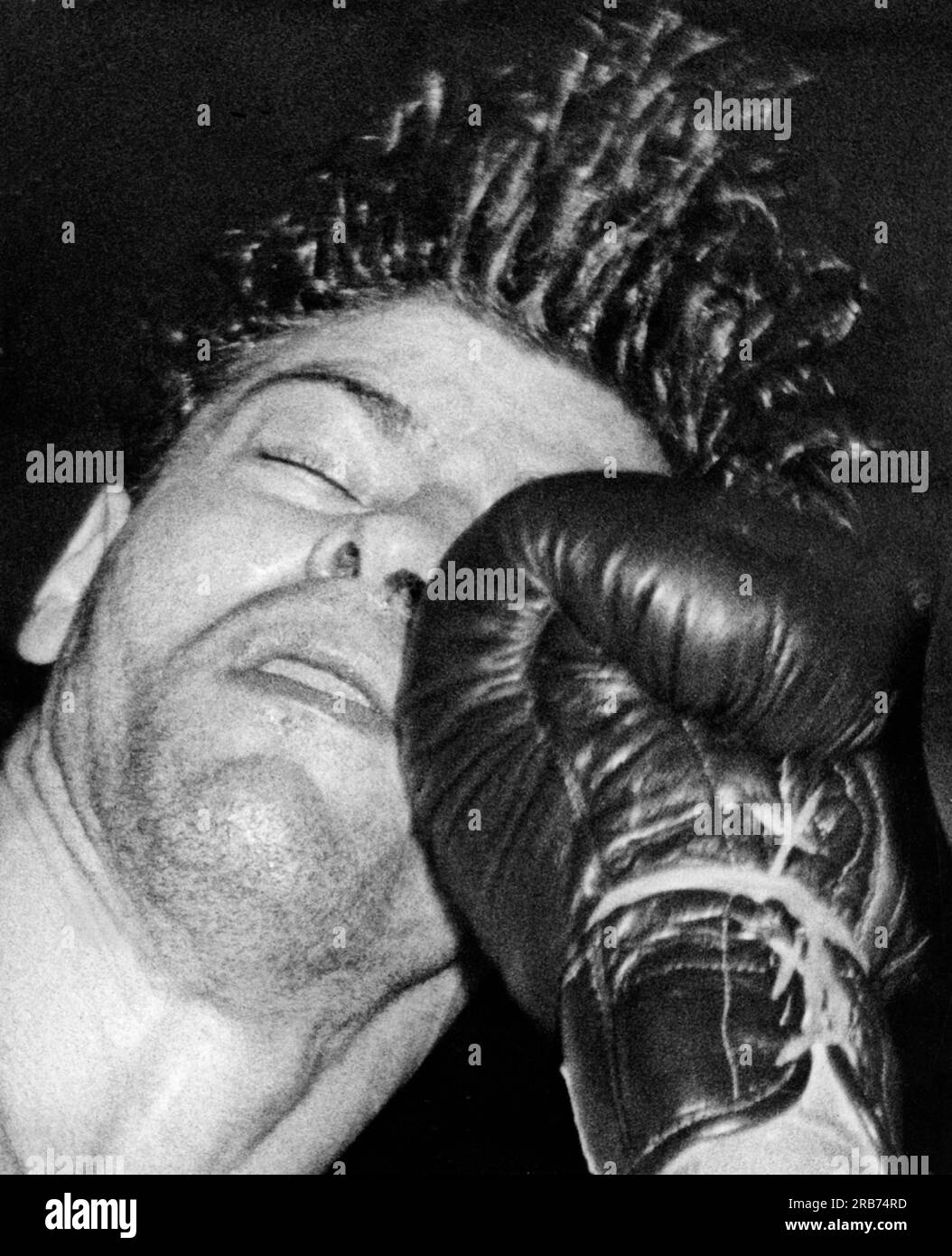 New York, New York: 23 aprile 1954 Joey Klein prende il sopravvento destro dal guanto di Jed Black nel loro match a dodici round a St.. Nicholas Arena. Black ha vinto con una decisione divisa di allungare la sua corda imbattuta a 27 combattimenti. Foto Stock