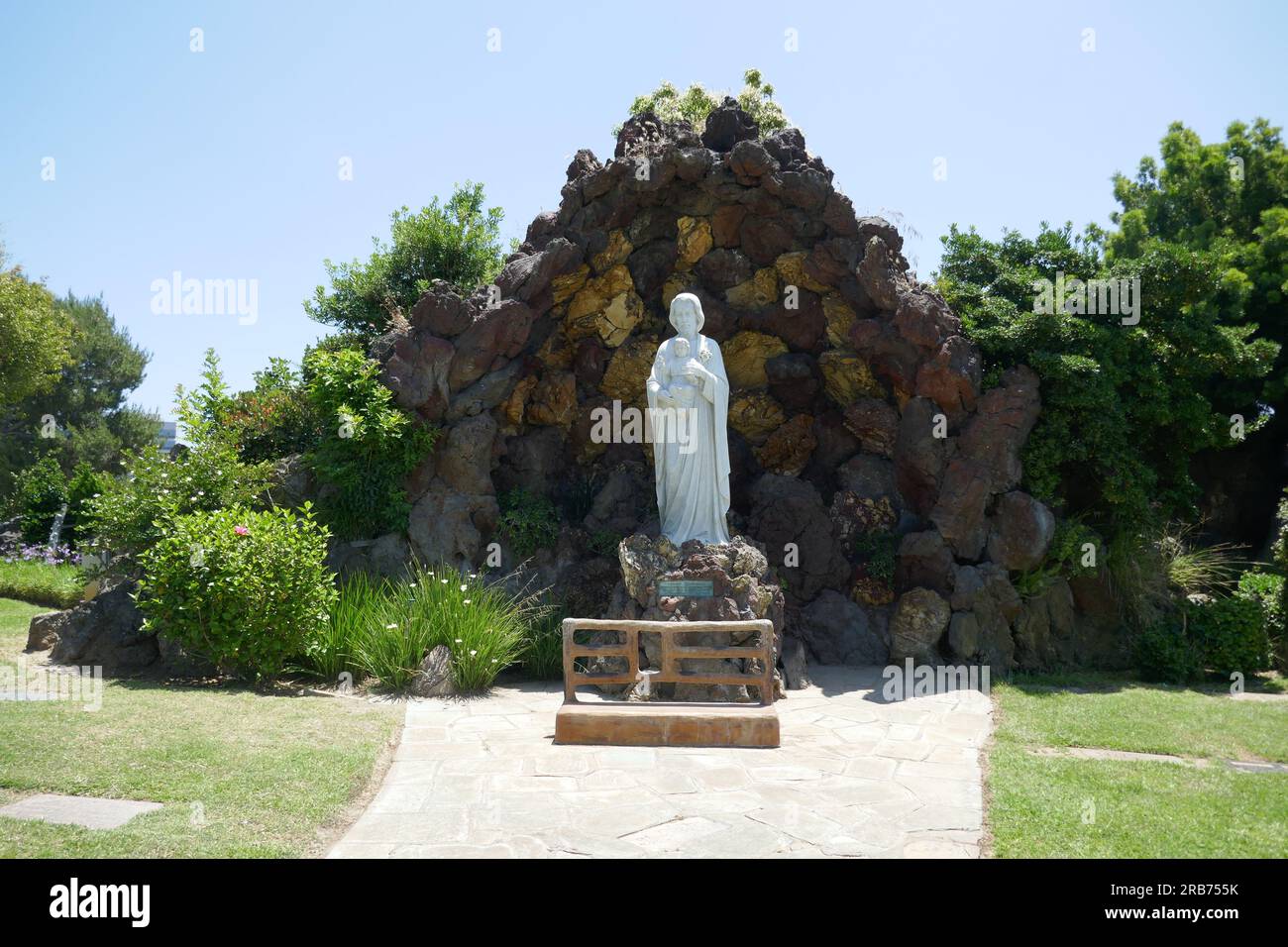 Culver City, California, USA 6 luglio 2023 The Grotto at Holy Cross Cemetery il 6 luglio 2023 a Culver City, California, USA. Foto di Barry King/Alamy Stock Photo Foto Stock