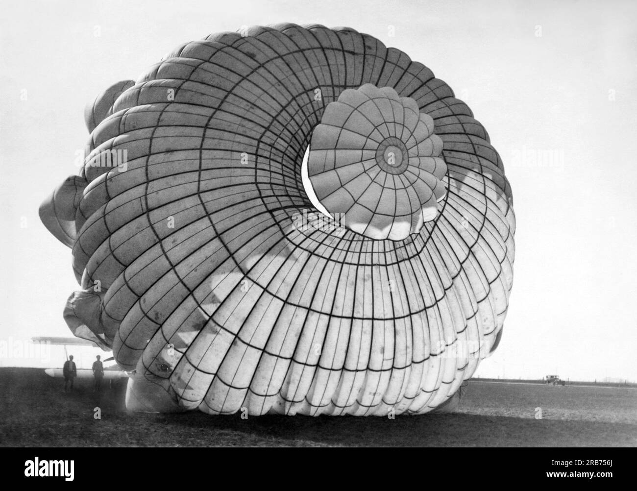 Los Angeles, California: c. 1926 il paracadute più grande del mondo con 85 piedi di diametro con cui Heard (gregge) McClellan stallerà il suo aereo e poi dispiegerà lo scivolo che è attaccato all'aereo e galleggierà di nuovo sulla terra mentre è ancora nella cabina di pilotaggio. Foto Stock