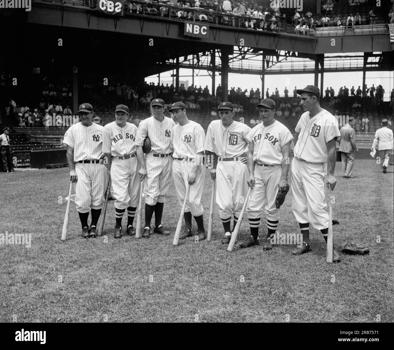 Washington, D.C.: 7 luglio 1937. I migliori giocatori di baseball che giocheranno nel quinto All-Star Game al Griffith Stadium di Washington DC. Da sinistra a destra: Lou Gehrig, Joe Cronin, Bill Dickey, Joe DiMaggio, Charley Gehringer, Jimmie Foxx, e Hank Greenberg, Foto Stock
