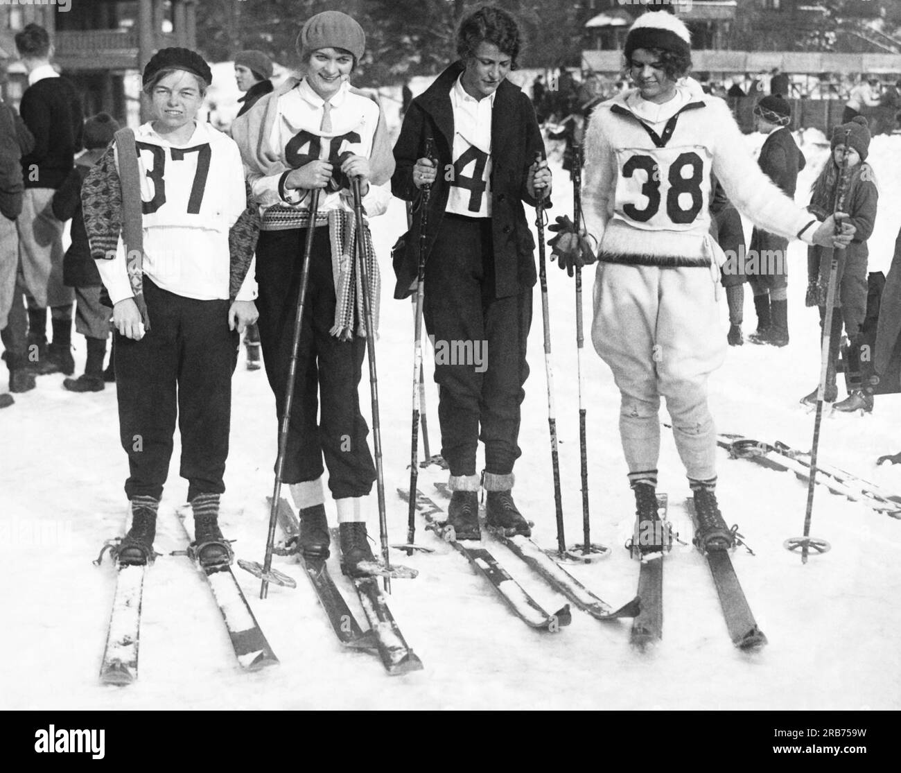 Lake Placid, New York: 29 dicembre 1927 le vincitrici della gara di sci femminile universitaria che si tiene qui oggi. Da L-R, sono H. Taylor, Bryn Mawr; C. McGuire, Marymount; C. Kohlsaat, Vassar ed E. Knode, Wellesley. Foto Stock