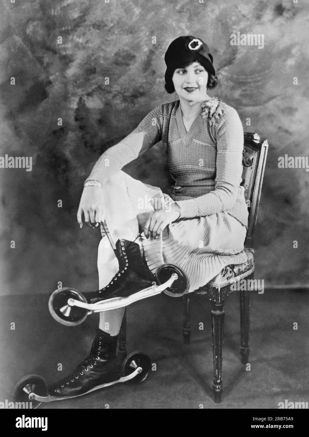 Hollywood, California: c. 1926 l'attrice del cinema Silent Lucille Hutton che indossa i pattini di bicicletta. Foto Stock