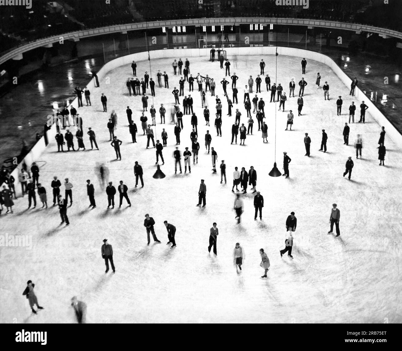 Chicago, Illinois: 25 novembre 1930. La più grande pista di pattinaggio su ghiaccio del paese è stata aperta al Chicago Stadium. Foto Stock