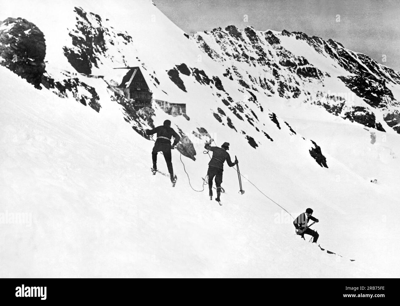 Oberland Bernese, Svizzera: 1927 sciatori che partecipano a una gara estiva di sci sul Jungfraujoch, nell'Oberland Bernese in Svizzera. Foto Stock