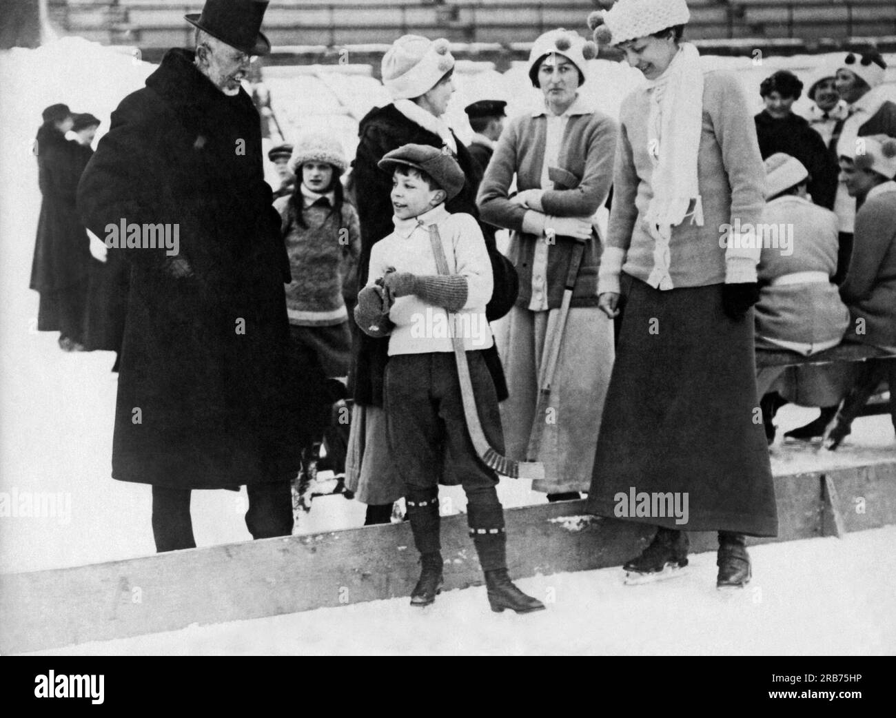 Stoccolma, Svezia: 7 febbraio 1917 re Gustavo di Svezia, suo nipote il principe Gustavo Adolfo, la principessa ereditaria Margherita Vittoria e altri membri della famiglia reale si riunirono sul campo di hockey dello stadio. Foto Stock