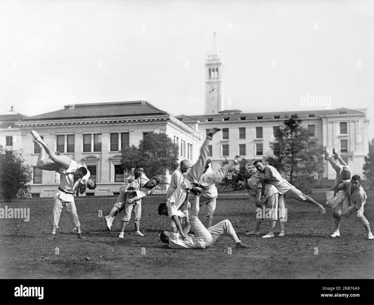 Berkeley, California: c. 1900 Una classe di arti marziali nel campus dell'Università della California con il Campanile in ascesa sullo sfondo. Foto Stock