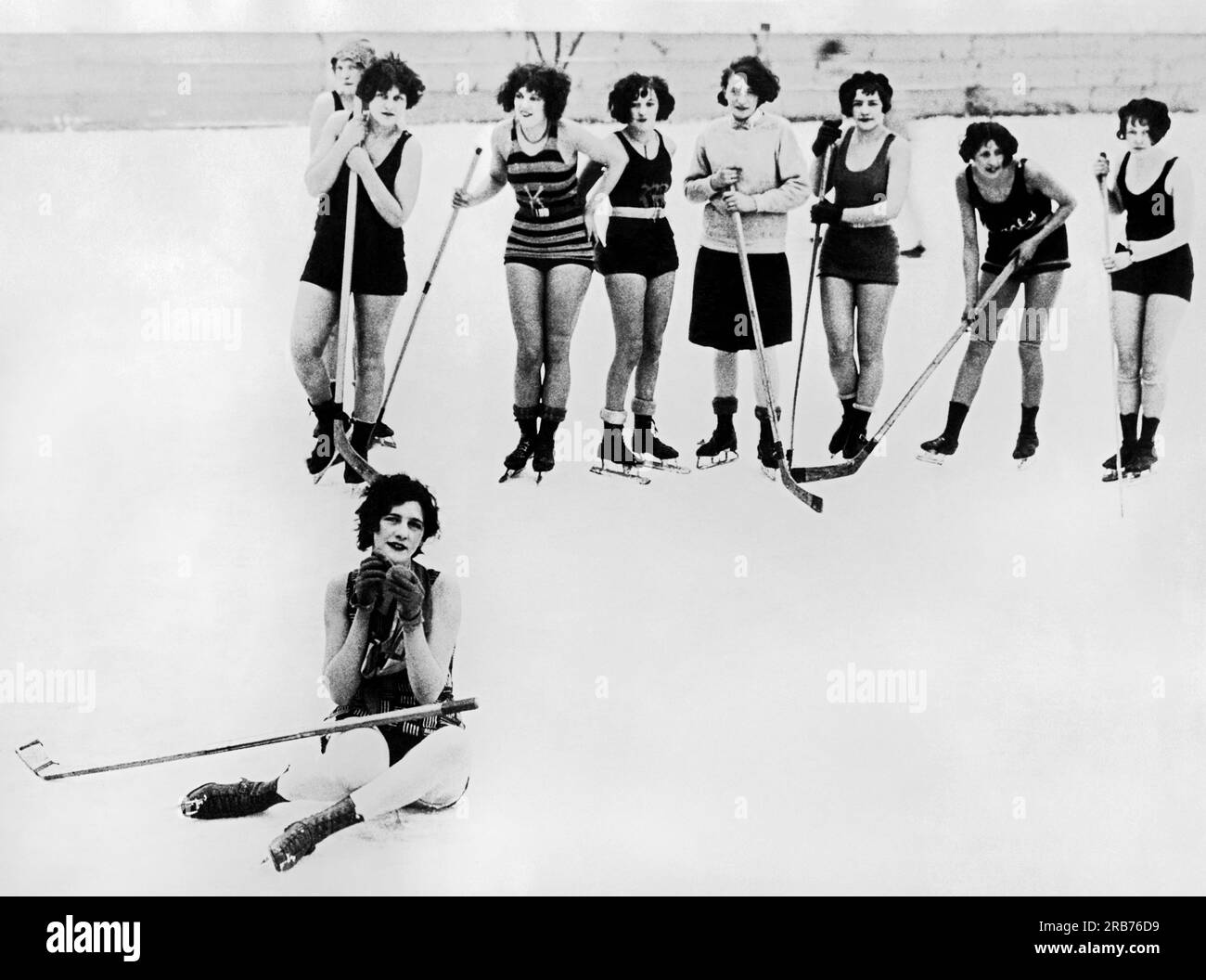 Buffalo, New York: c. 1928 i "Buffalo Snow Birds" giocano a hockey nel periodo invernale con i loro costumi da bagno per mantenersi in forma e in salute. Foto Stock