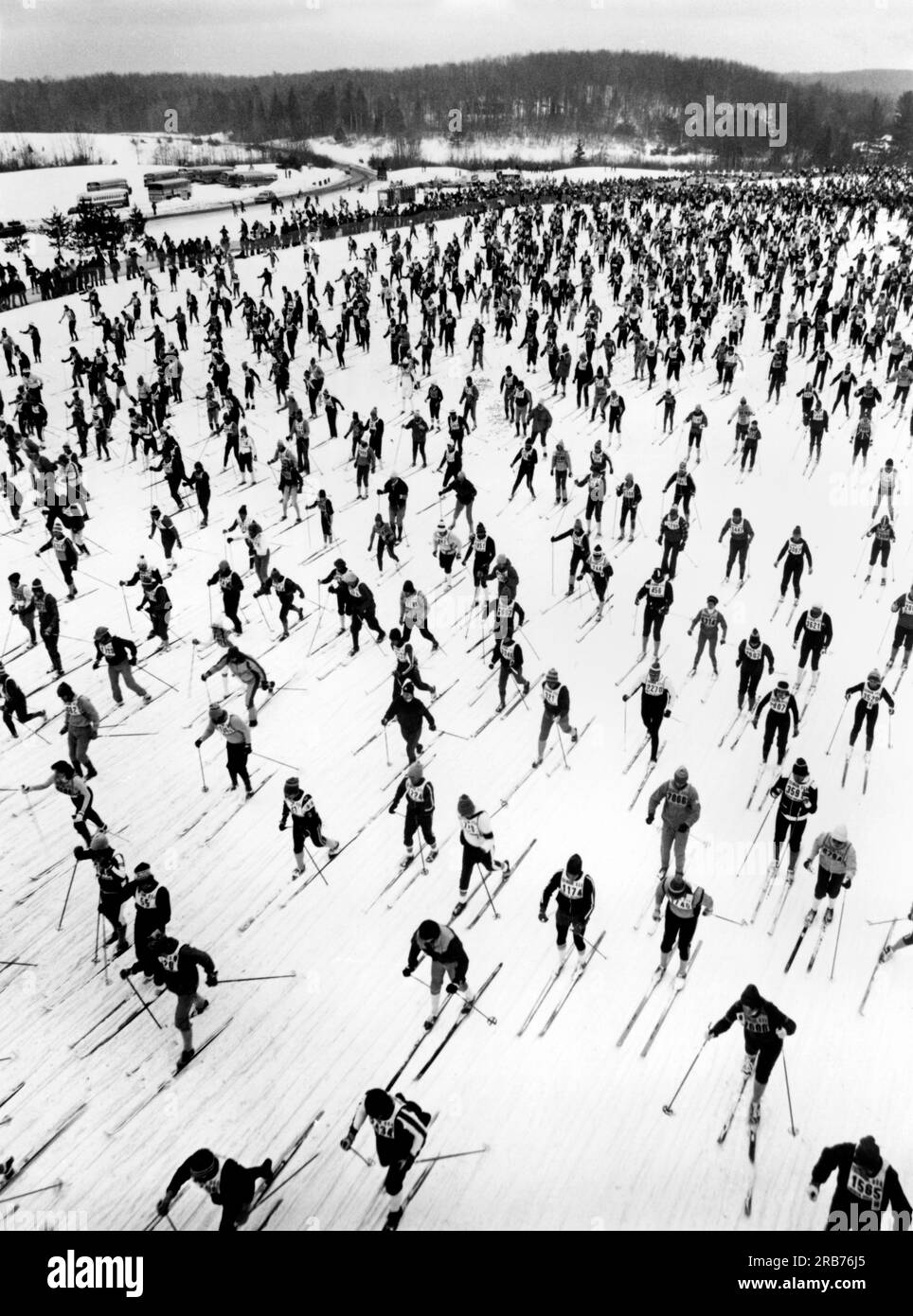 c. 1960 Una gara di sci di fondo molto grande, o una migrazione nordica. Foto Stock
