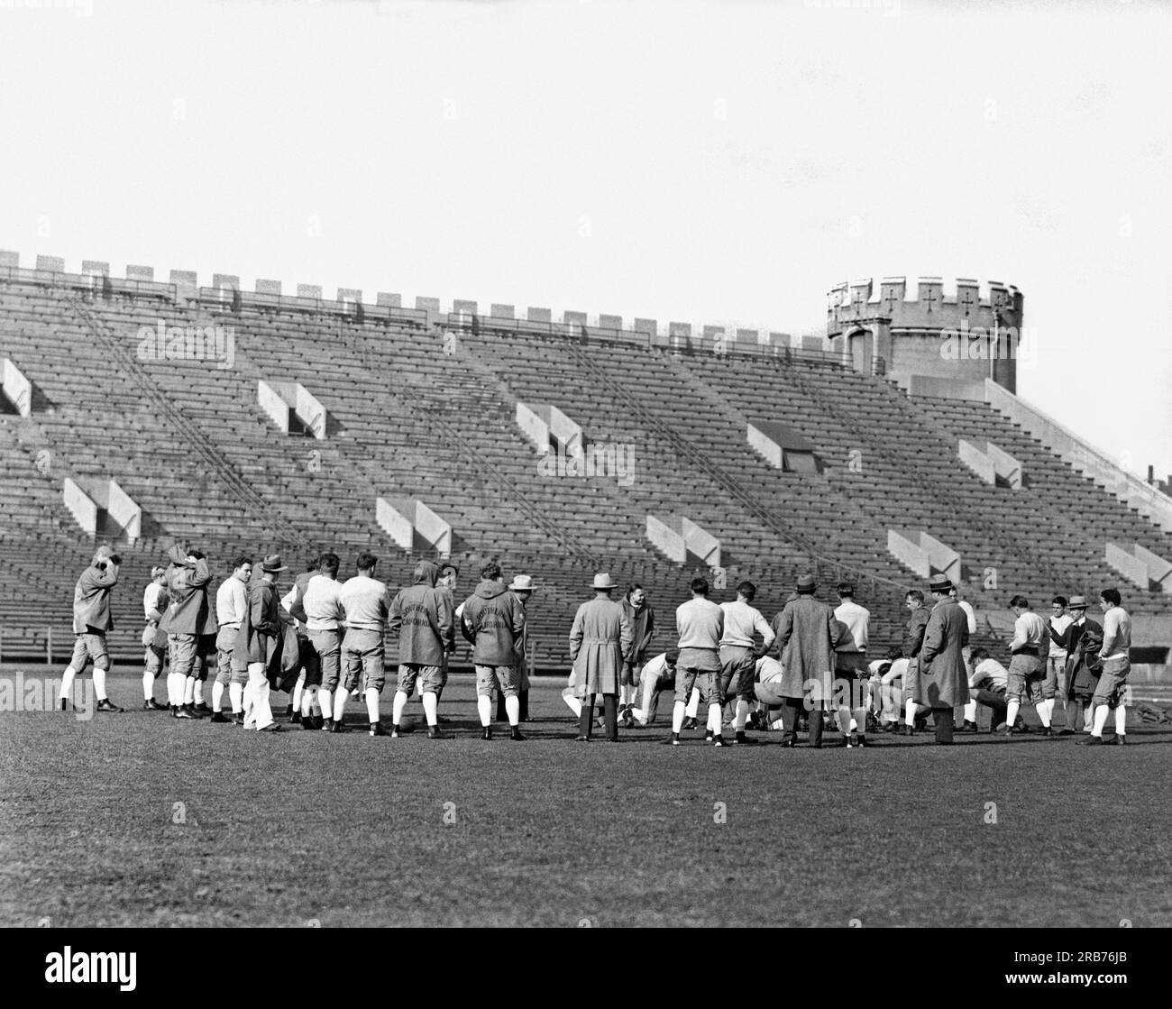 Chicago, Illinois: 15 novembre 1929. Il football della University of Southern California tenta di tenere una pratica segreta allo Stagg Field presso l'Università di Chicago. USC giocherà a Notre Dame al Soldier Field di Chicago domani, dove si prevede che 110.000 tifosi vedranno la partita. Foto Stock