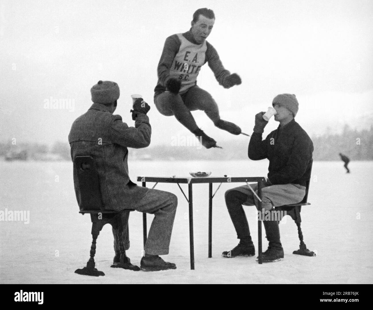 Lake Placid, New York: c. 1920. Joe Moore, campione del mondo di skater indoor amatoriale, si allena per la competizione internazionale a Lake Placid. Moore ha partecipato alle Olimpiadi del 1924 a Chamonix, in Francia. Foto Stock