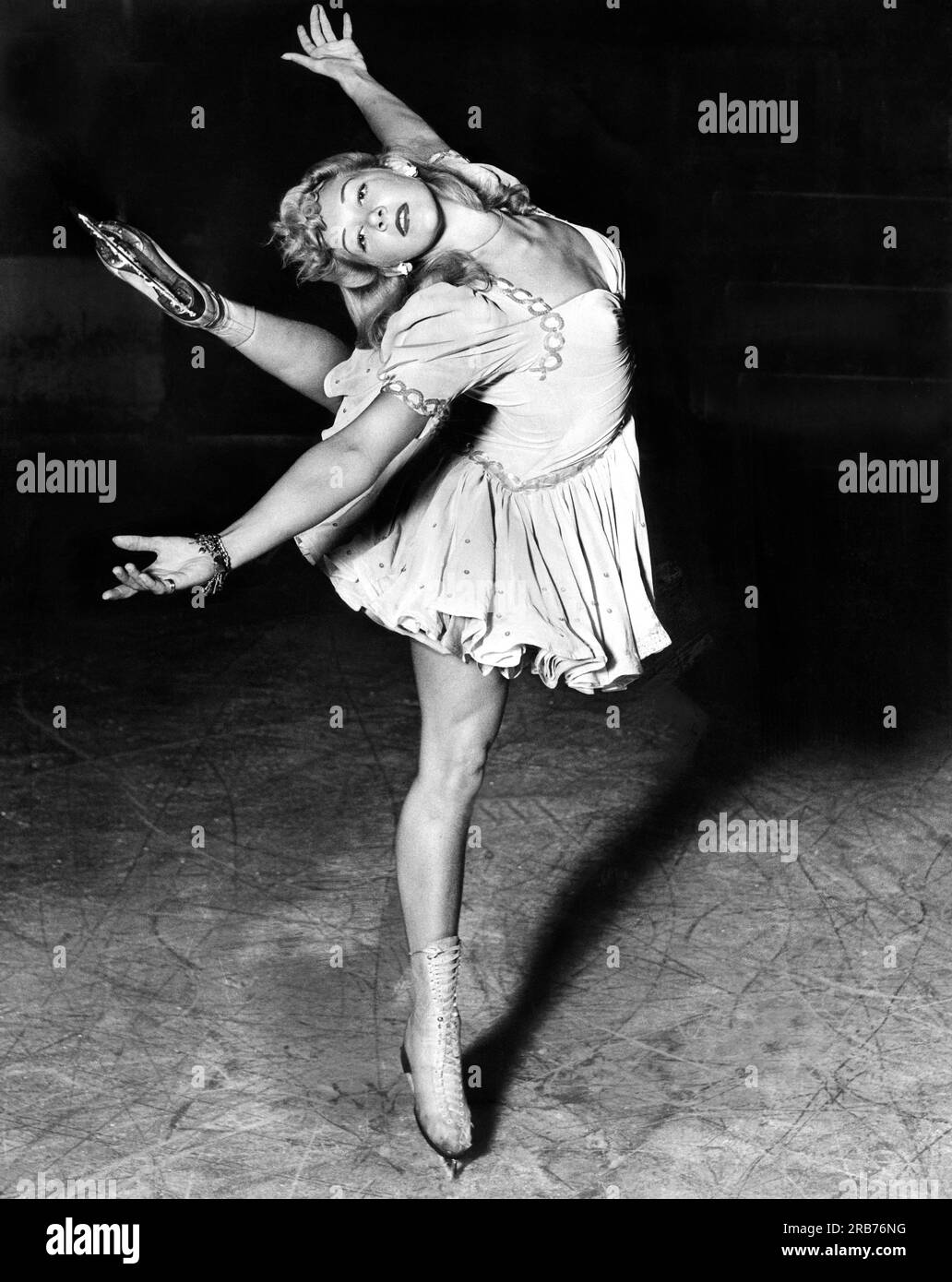California: 12 agosto 1942. Belita, la Ballerina bionda dei Rinks, è la star degli spettacoli di ghiaccio dove appare. Foto Stock