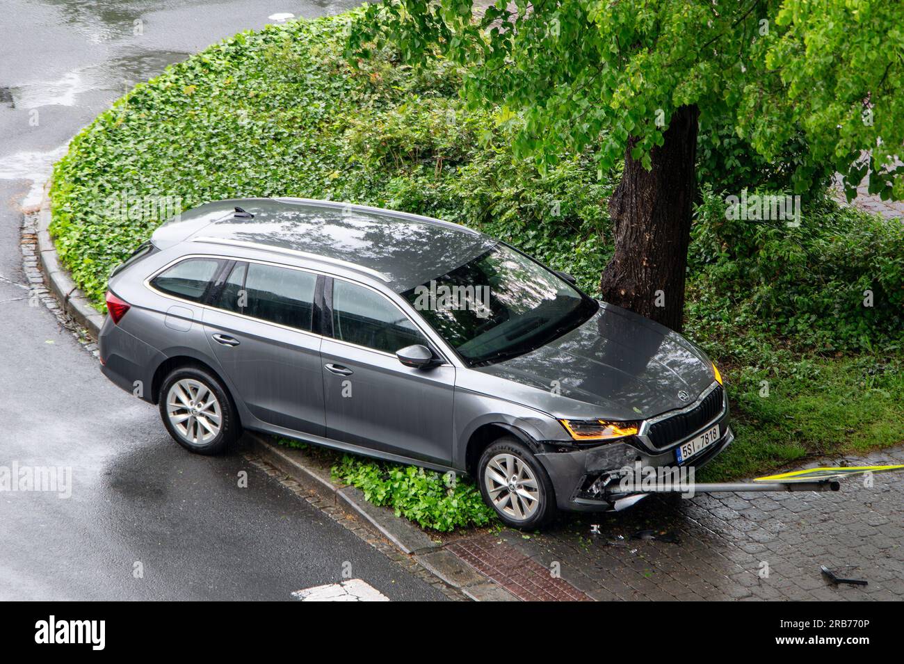 OSTRAVA, REPUBBLICA CECA - 17 MAGGIO 2023: Grigio Skoda Octavia Combi (NX) dopo un incidente stradale che si è schiantato contro il segnale stradale cercando di evitare i pedoni Foto Stock