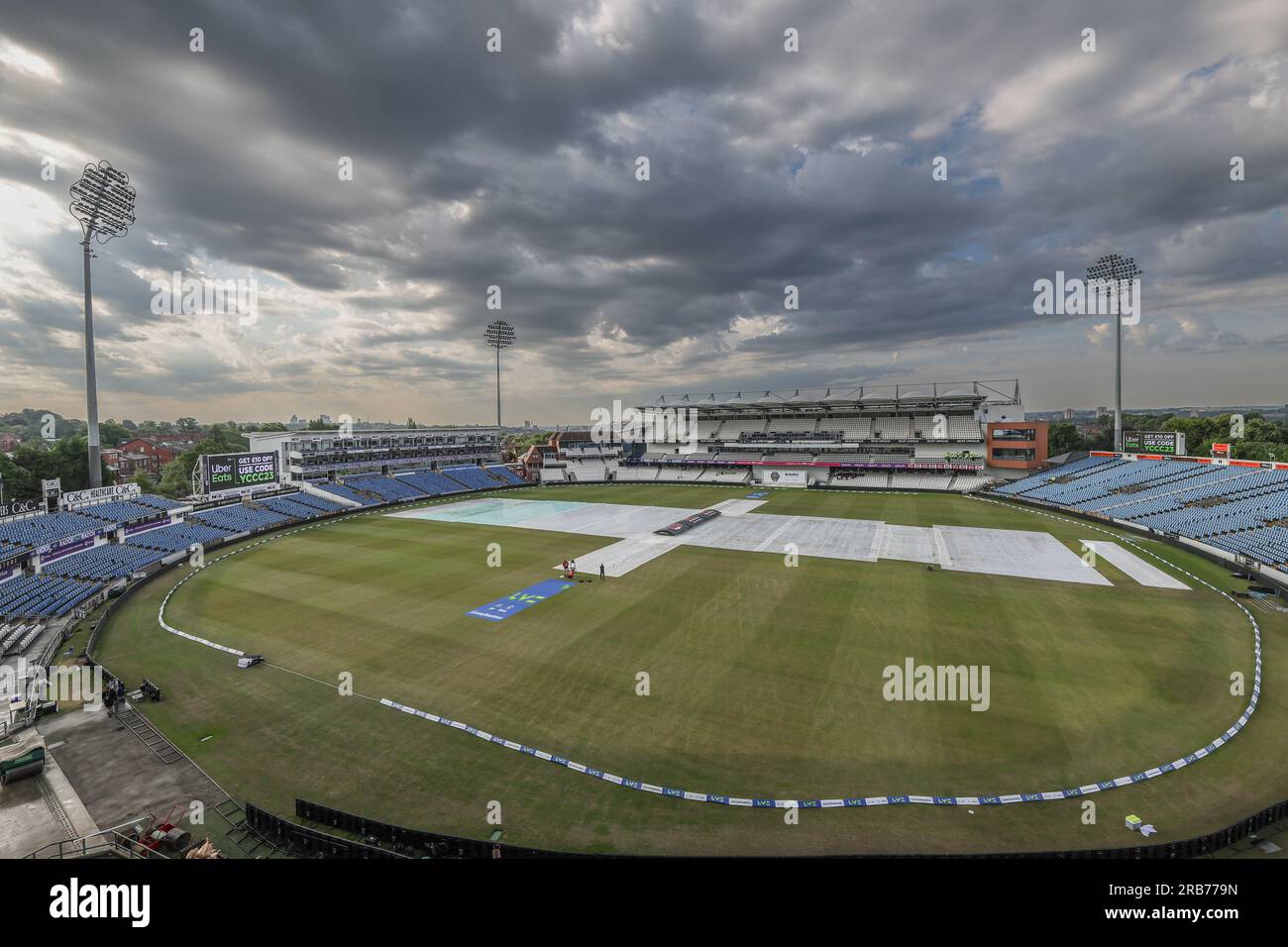 Le copertine sono aperte dopo una breve discesa, sono previste più piogge e temporali questa mattina e per tutta la giornata durante il terzo test Series di LV= Insurance Ashes Day 3 Inghilterra contro Australia presso Headingley Stadium, Leeds, Regno Unito, 8 luglio 2023 (foto di Mark Cosgrove/News Images) Foto Stock