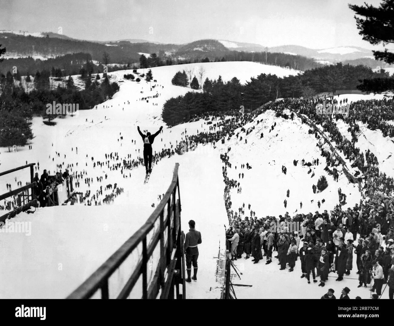 Hanover, New Hampshire: 6 febbraio 1937. Vista del salto con gli sci durante l'annuale Carnevale invernale del Dartmouth Outing Club. Qui è mostrato Jarvis Schauffler dell'Amherst Outing Club che faceva parte della squadra di sci alpino statunitense alle Olimpiadi del 1936. Foto Stock