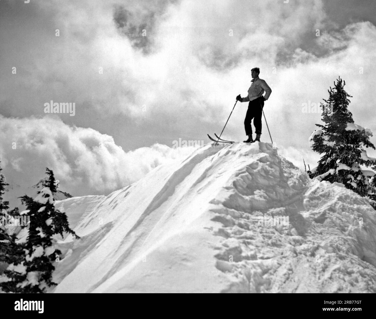 Portland, Oregon: 8 luglio 1936 Uno sciatore si trova sul Monte Hood per sciare a metà estate. Foto Stock