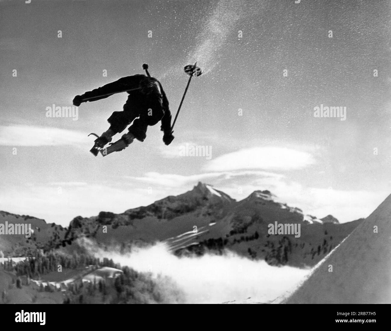 Mount Rainier, Washington: 5 gennaio 1935. Hans Grage, una speranza olimpica, sembra saltare proprio sopra il Monte Rainier in questa foto drammatica. Foto Stock