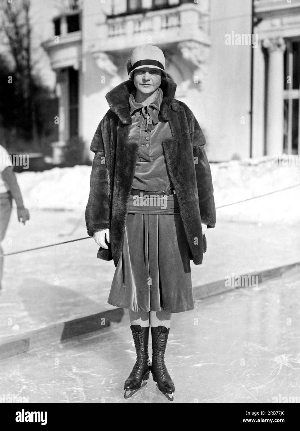 Tuxedo Park, New York: 3 gennaio 1927. Gli abitanti di Long Island si recano al Tuxedo Park per pattinare sul ghiaccio e praticare altri sport invernali. Foto Stock