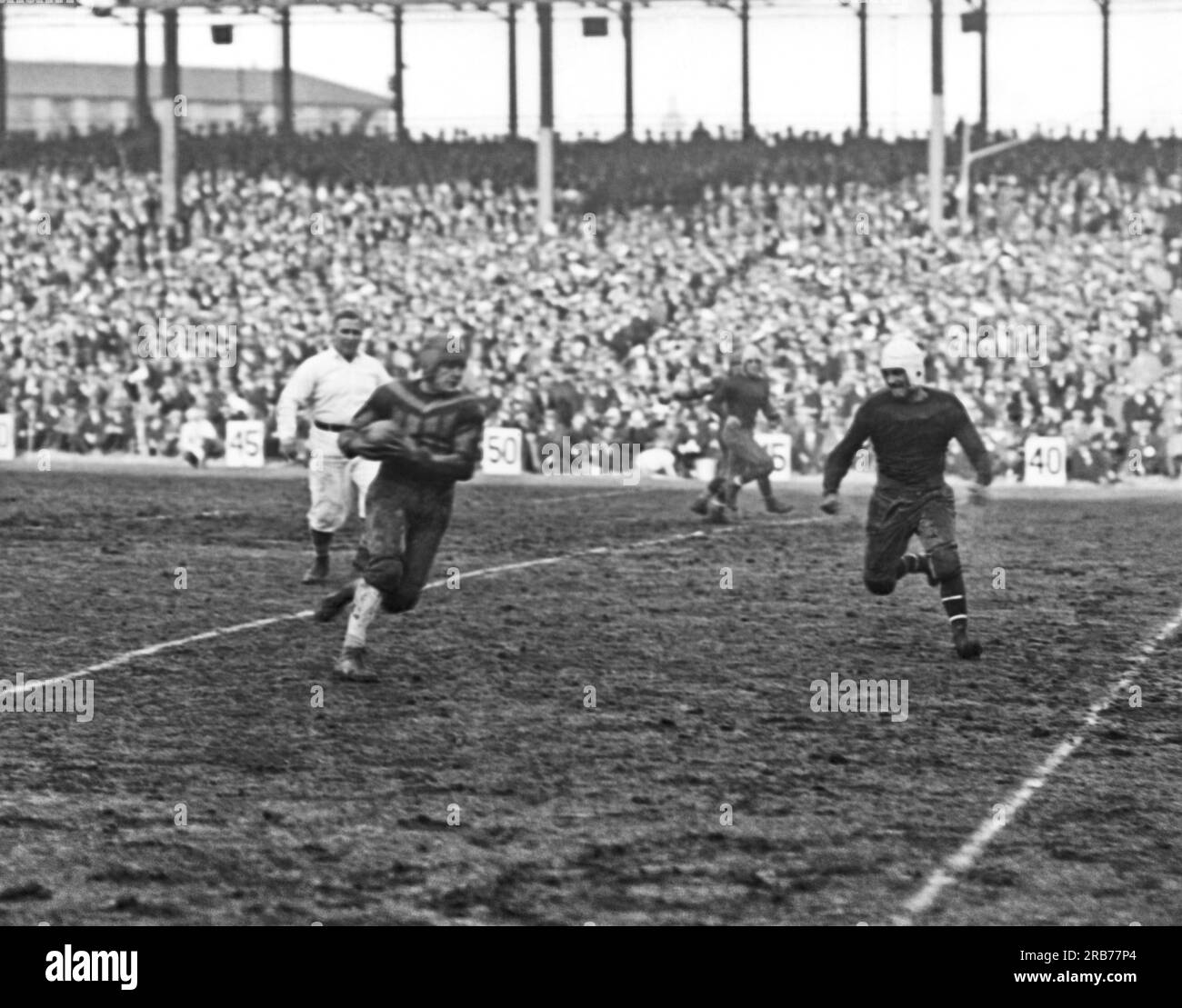 New York, New York: 6 dicembre 1925, il giocatore di football newyorkese Harold "Red" Grange riceve un passaggio in avanti e fa una corsa di 20 yard. Grange ha fatto il suo debutto a New York oggi con i Chicago Bears giocando contro i New York Giants al Polo Grounds. Foto Stock