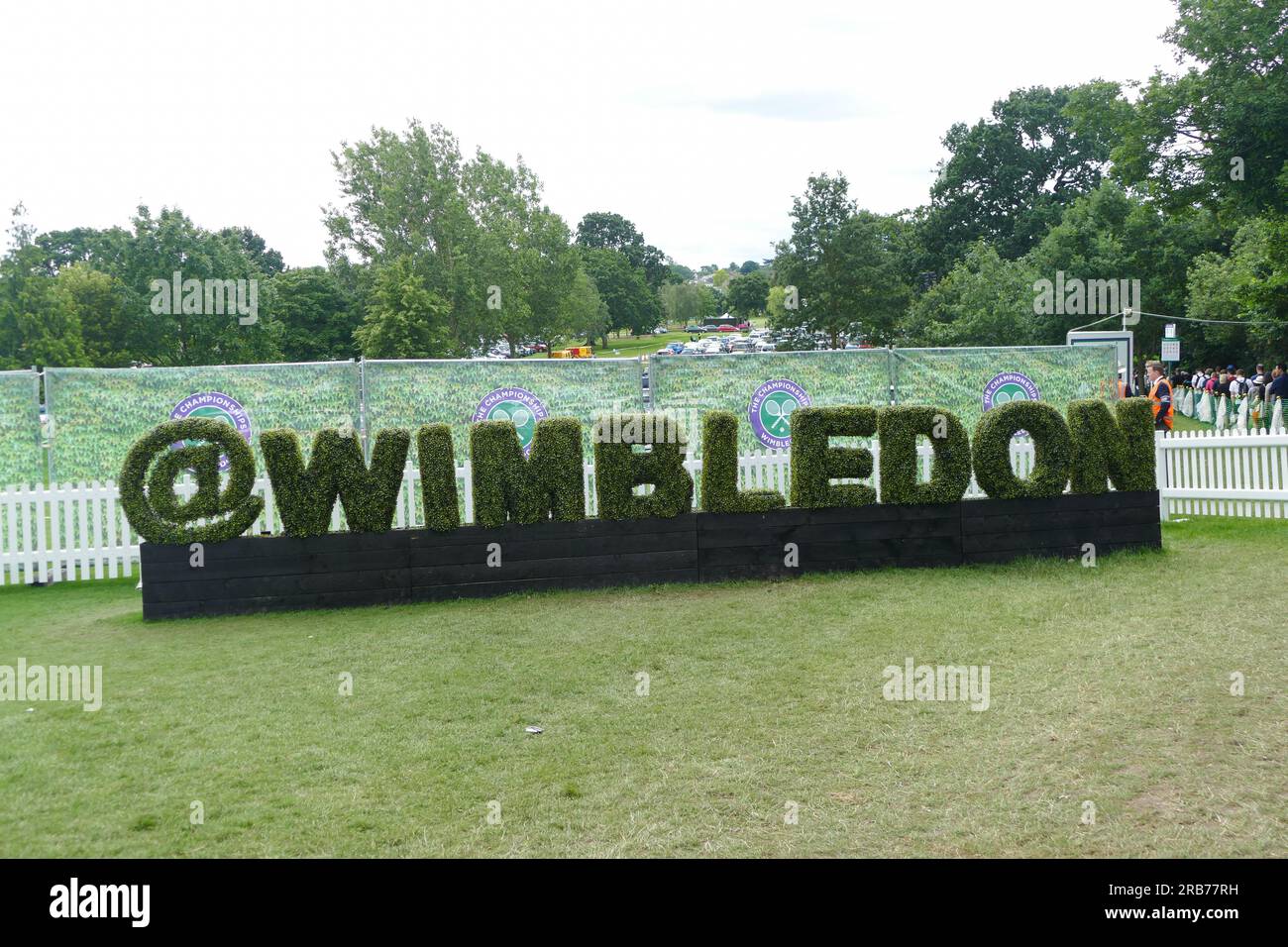 Londra, Regno Unito - 4 luglio 2016: Firma del torneo di tennis di Wimbledon davanti al cancello Foto Stock