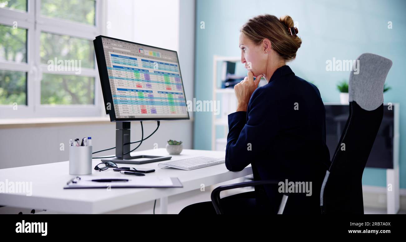 Account e codici medici elettronici. Revisione della fattura in ufficio Foto Stock