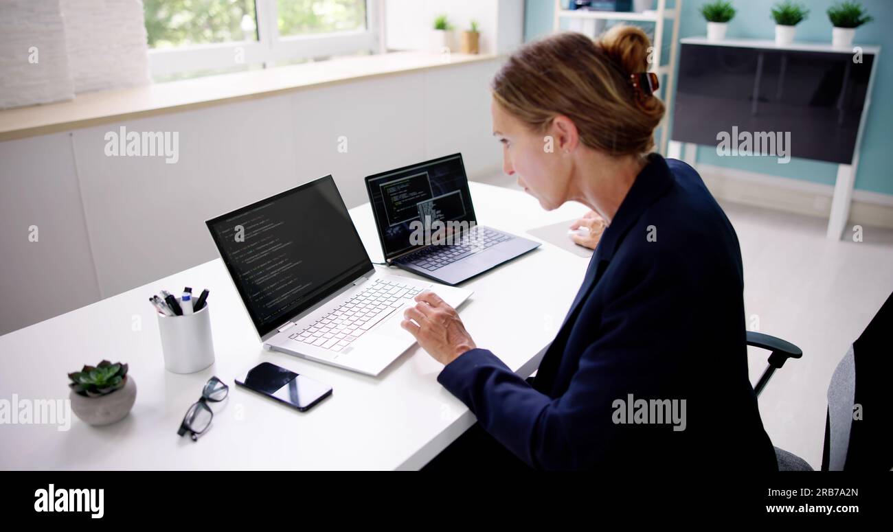 Donna sovraffollata che lavora due lavori a tempo pieno Foto Stock
