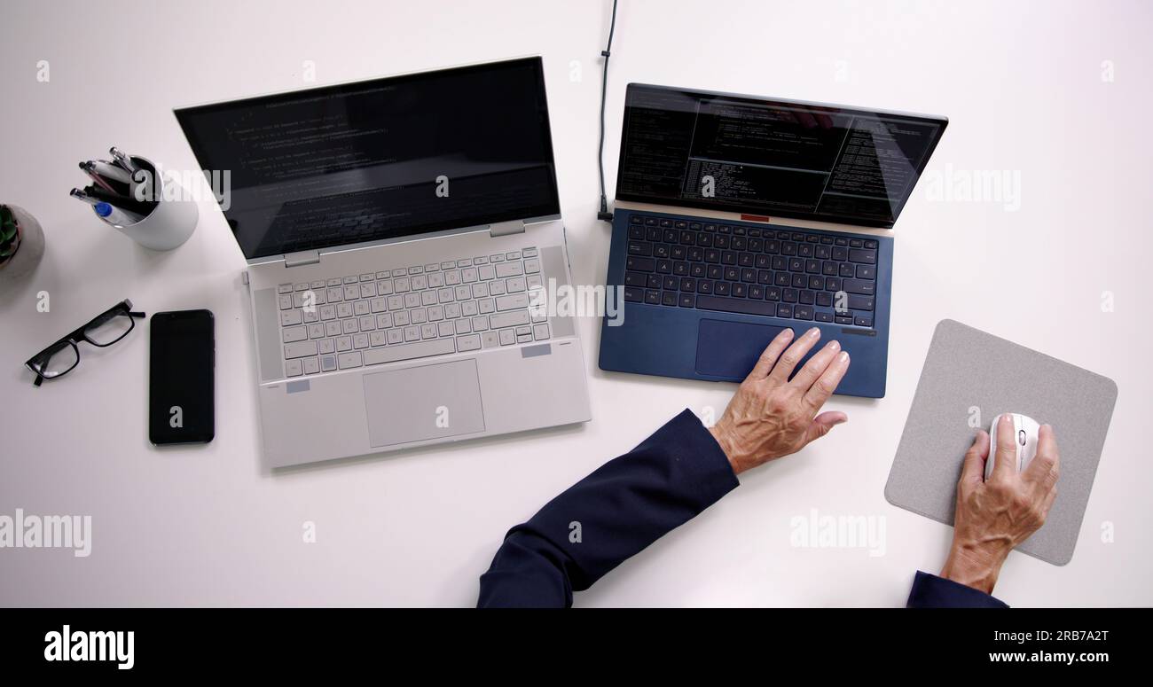 Donna sovraffollata che lavora due lavori a tempo pieno Foto Stock