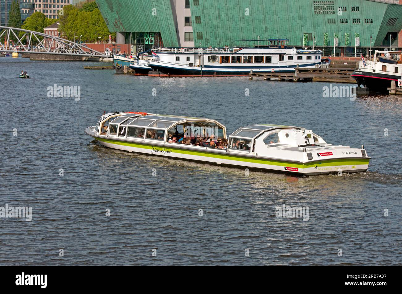 Tour in barca nei canali di Amsterdam (sullo sfondo il Nemo Science Museum), Paesi Bassi Foto Stock