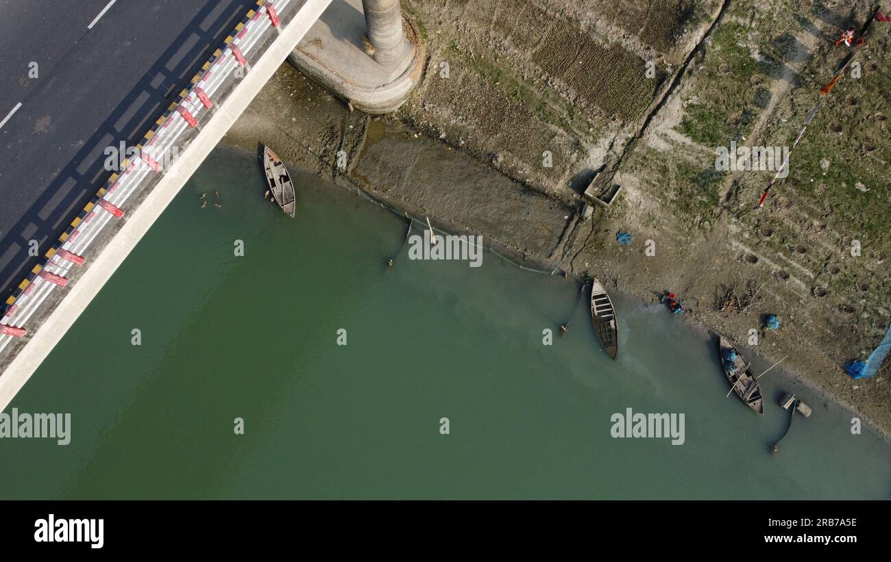 Riprese con drone sul lato del fiume Foto Stock