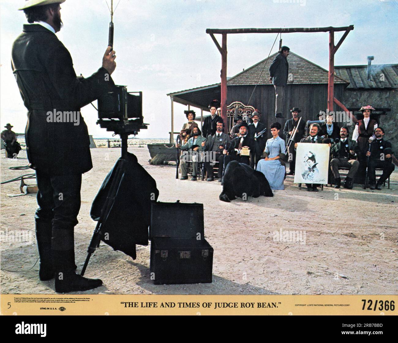 HOWARD MORTON come fotografo PAUL NEWMAN e VICTORIA PRINCIPAL NELLA VITA E NEI TEMPI DEL GIUDICE ROY BEAN 1972 regista JOHN HUSTON sceneggiatura originale John Milius art Director Tambi Larsen set decoration Robert R. Benton costume design Edith Head Music Maurice Jarre Coleytown Productions / First Artists / National Immagini generali Foto Stock