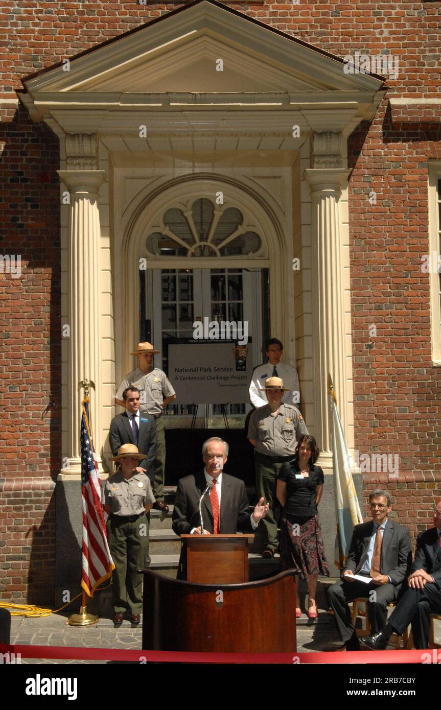 Visita del segretario Dirk Kempthorne alla Old State House di Boston, Massachusetts, dove è entrato a far parte del direttore del National Park Service Mary Bomar, del sovrintendente del Boston National Historical Park Terry Savage, del direttore esecutivo della Bostonian Society Brian LeMay, del capo dei servizi ambientali ed energetici di Boston James Hunt III, E altri funzionari all'evento che segna il completamento della fase iniziale del restauro della Old State House, compreso il restauro della famosa torre dell'edificio. Il lavoro di conservazione rappresenta il primo progetto di costruzione completato del Centennial Init del National Park Service Foto Stock