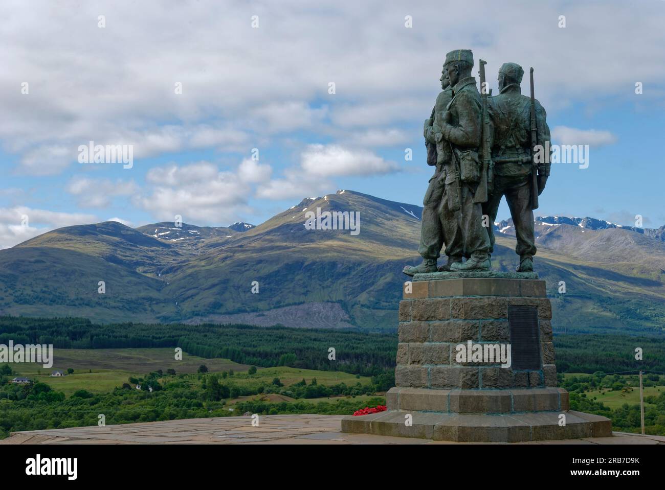 Il Bronze Commando Memorial a Spean Bridge con i tre Commandos che guardano a sud verso Ben Nevis e Aonach Mor. Foto Stock