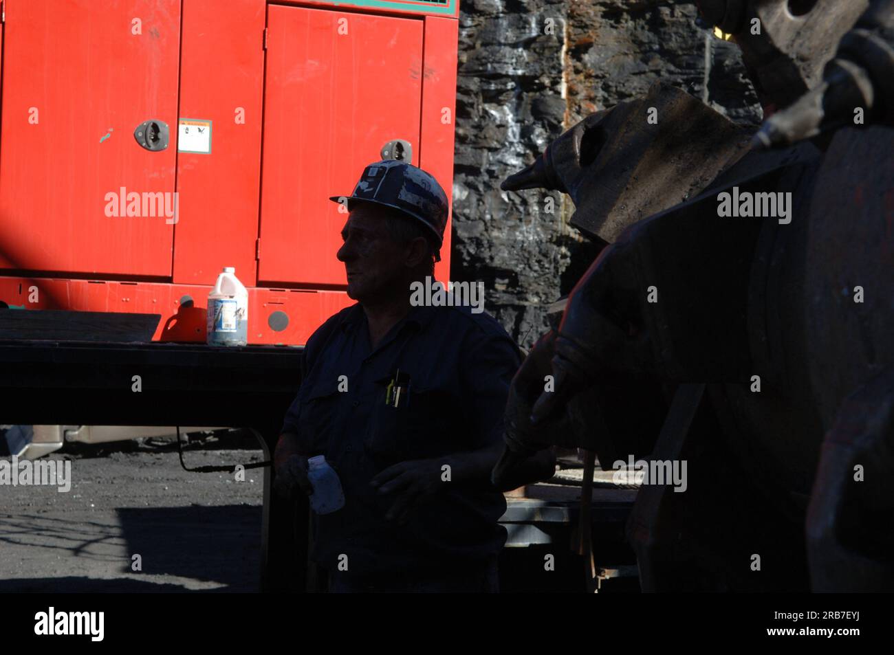 Il personale dell'ufficio di Surface Mining, Reclamation e Enforcement lavora nel sito di una miniera di carbone abbandonata, la Horse Creek Mine, vicino a Pinckneyville, Illinois Foto Stock