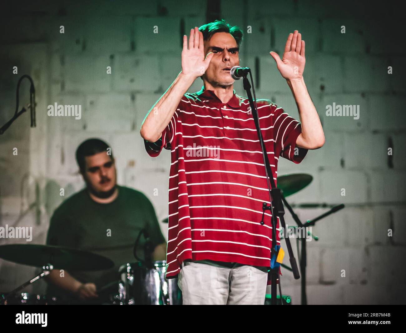Gruppo musicale punk rock. Ritratto ravvicinato del cantante artista durante una performance dal vivo su un palco Foto Stock