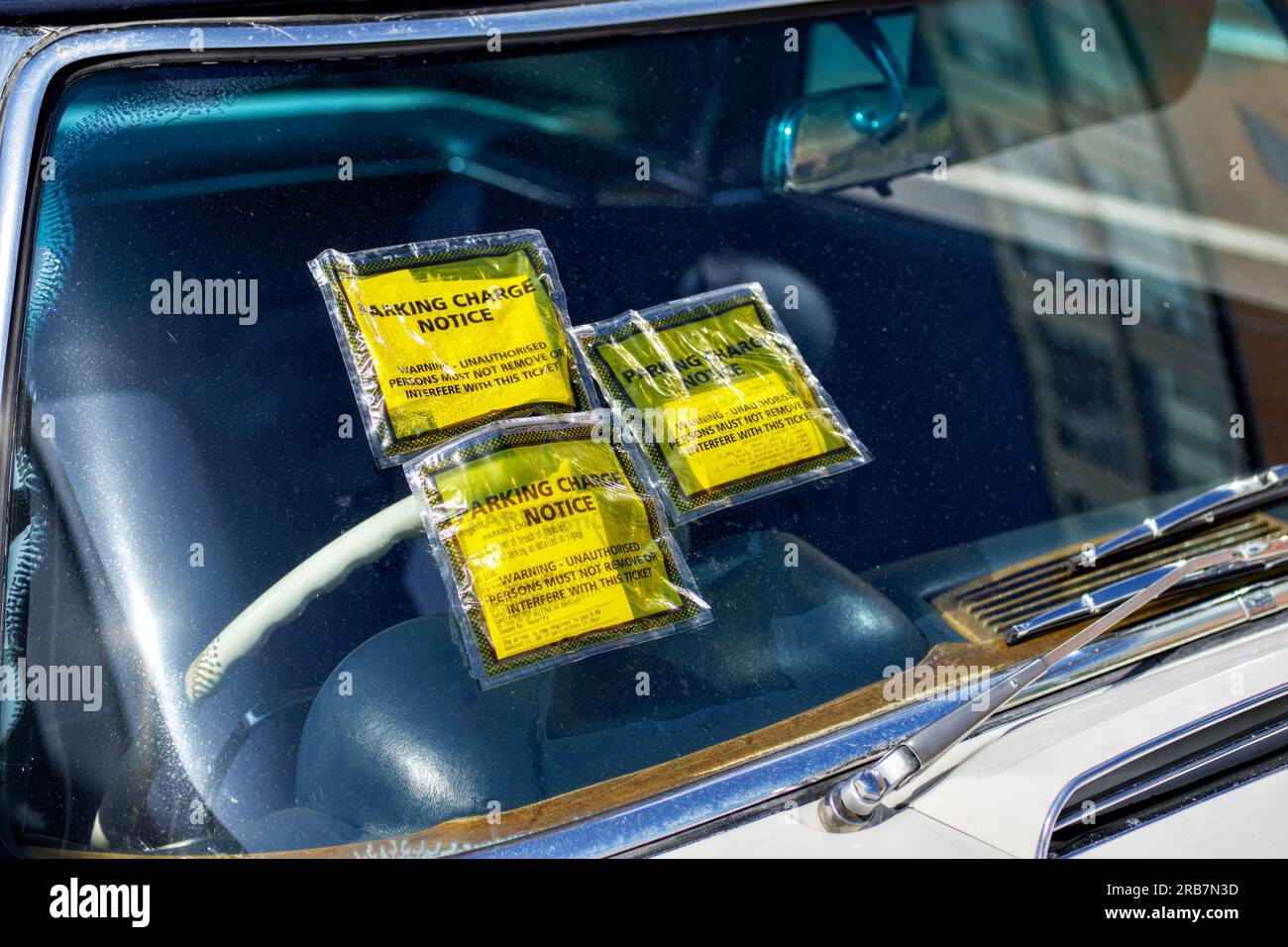 3 avvisi di addebito del parcheggio sul parabrezza dell'auto, Battersea, Borough of Wandsworth, Londra, Inghilterra, REGNO UNITO Foto Stock