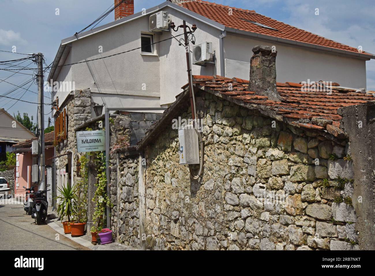 Fiori e verde nelle strette strade di Stara Varos, il quartiere della città vecchia di Podgorica, Montenegro Foto Stock