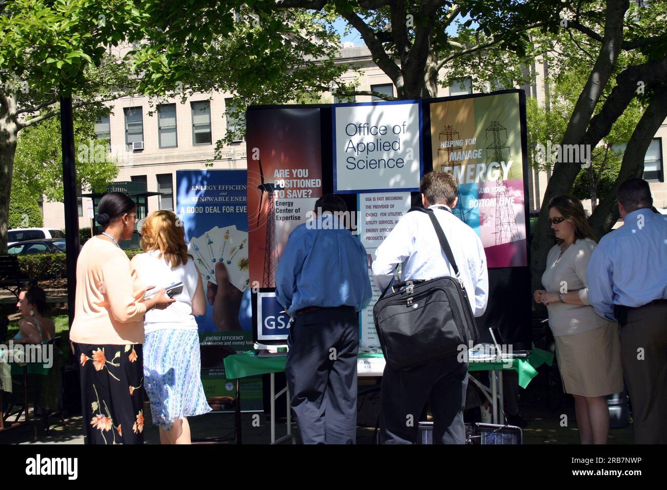 Attività della giornata della Terra all'interno e nei dintorni del National Mall, tra cui il Department of the Interior e altre mostre di agenzie federali Foto Stock