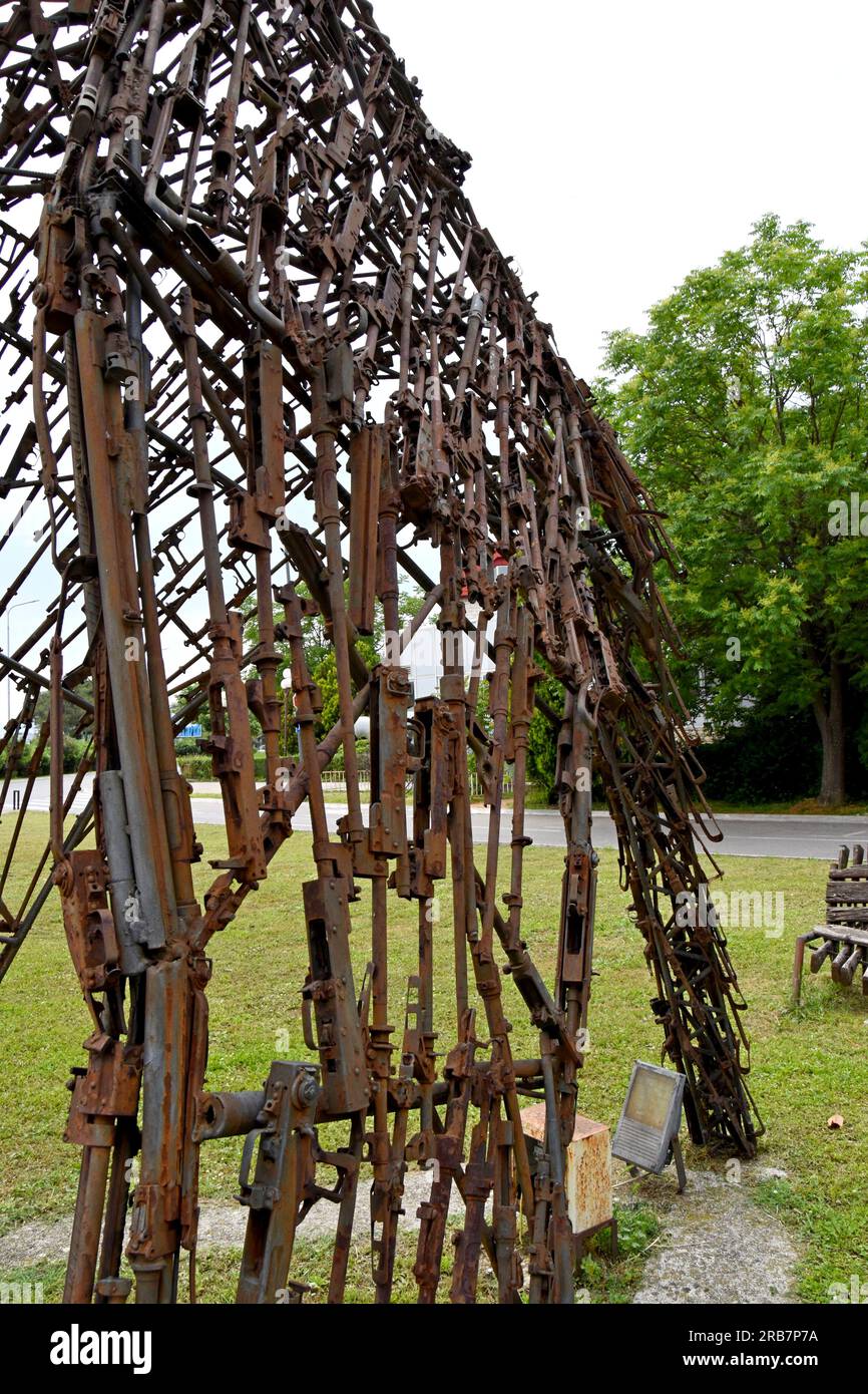 Rifles & Weapons from the Balkans Conflict è stata trasformata in una scultura e memoriale intitolata Bird of Peace, dell'artista Lada Perović a Podgorica, Montenegro Foto Stock