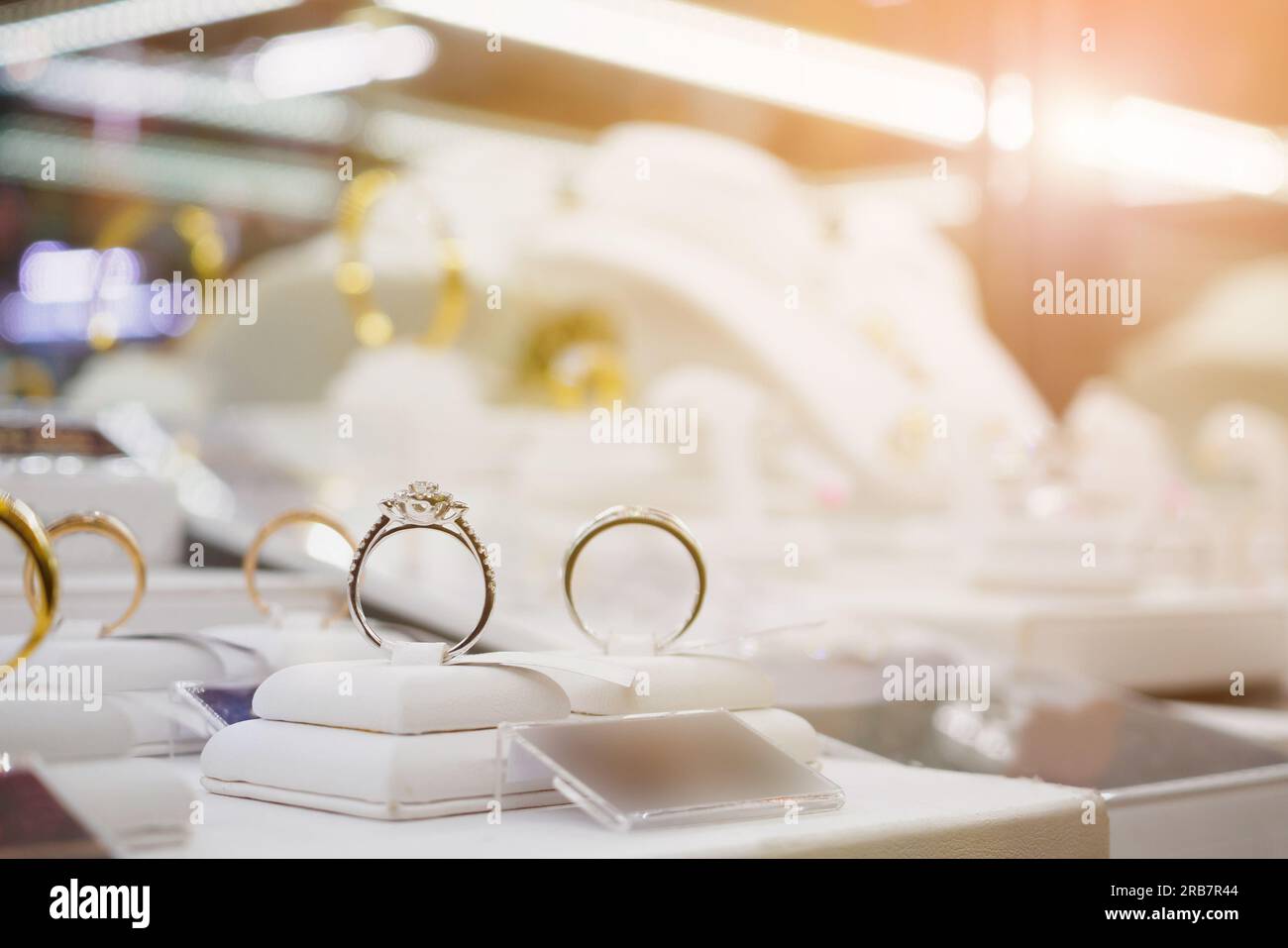 Gioielli anelli con diamanti e collane mostrano in luxury retail store window display vetrina Foto Stock